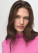 Jersey de punto fino con cuello perkins y manga larga, de diseño recto y corte clásico.