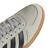 Championes Adidas Breaknet Sleek color gris claro con detalles en negro y suela marrón.
