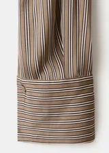 Camisa de poliéster con diseño a rayas en tonos tierra, cuello clásico y manga larga con puños anchos.
