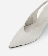 Zapato tipo slingback confeccionado en cuero legítimo, con diseño de punta fina, escote en V en el empeine y tacón fino de 8 cm. Presenta una tira elástica en el talón para mayor ajuste.