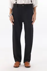 Pantalón negro de corte recto y relajado, con cintura elastizada, cierre de cremallera y botón. Cuenta con bolsillos laterales.