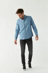 Camisa de jean manga larga con fit regular, cuello con botones, bolsillo frontal y logo bordado.
