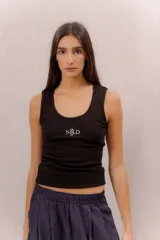 Musculosa marrón de tejido acanalado con escote redondo, corte al cuerpo y detalle de logo bordado en el pecho.