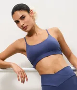 Top deportivo Get Over confeccionado en microfibra azul, de escote redondo y tirantes finos. Presenta diseño de espalda abierta con tiras cruzadas.