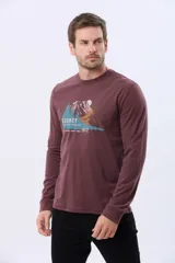 Remera de manga larga color bordó, con cuello redondo y estampado frontal de un paisaje montañoso con pinos y la palabra "LEGACY".