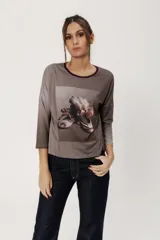 Remera color habano con estampa de zapatillas de ballet y cuello redondo con ribete color borgoña.