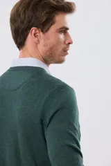 Buzo tejido de algodón con cuello en V, de diseño clásico y liviano, ideal para media estación.