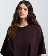 Remera oversized de color blanco, confeccionada en mezcla de algodón y poliéster, con cuello redondo y mangas cortas anchas.
