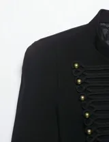 Chaqueta estilo militar color negro, con cuello mao y cierre frontal decorado con cordones trenzados y botones metálicos dorados.