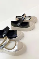 Guillerminas color beige confeccionadas en cuero, con suela y puntera de goma y plataforma de 4 cm.