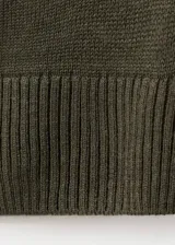 Cardigan de punto medio color verde militar, con cuello en V, cierre frontal con botones y mangas largas de hombros caídos.