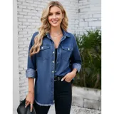 Campera tipo sobrecamisa de denim en tono azul claro, con corte oversize, cuello italiano, cierre frontal con botones metálicos, bolsillos frontales con solapa y ruedo con detalle desflecado.