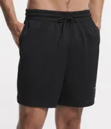 Bermuda deportiva de baloncesto color negro, confeccionada en tejido de malla texturizada, con cintura elástica, cordón ajustable y bolsillos laterales. Presenta una etiqueta pequeña aplicada en el bajo izquierdo.