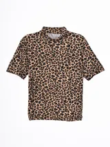 Polera de cuello alto y manga corta con estampado animal print de leopardo en tonos marrones y negros.