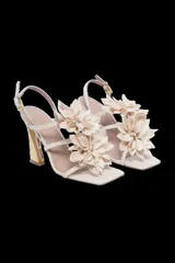 Sandalias de tacón acampanado con punta cuadrada, color arena con apliques de flores.