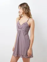 Chemise negra con breteles finos regulables y apliques de encaje en escote y ruedo.