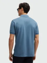 Polo de manga corta color verde menta, confeccionado en piqué de algodón, con cuello y tapeta de tres botones. Presenta un logo bordado tono sobre tono en el pecho.