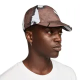 Gorro de visera Nike Nocta color marrón con estampado abstracto en tonos marrones y blancos. Logotipo de Nocta bordado en el lateral.