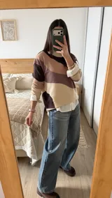 Sweater de punto con diseño de ondas en tonos tierra, cuello redondo y manga larga.