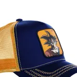 Gorra tipo trucker azul marino con paneles traseros de malla amarilla. Presenta un parche frontal cuadrado con la imagen de Goku y costuras decorativas en color amarillo en la visera y el frente.
