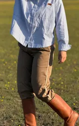 Bombacha de campo de corte tradicional, confeccionada en acrocel de algodón color beige, con detalles en tela a contratono en los laterales, puños y pretina. Cuenta con bolsillos laterales y cierre frontal con botón.