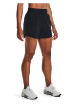 Short deportivo de entrenamiento Under Armour, color negro, con cintura elástica y bajo curvado. Cuenta con bolsillos laterales y tejido elástico en cuatro direcciones.