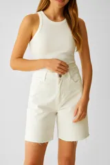 Bermuda de jean de tiro alto y corte recto, con ruedo desflecado y cierre frontal con botón.