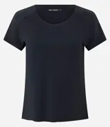 Remera deportiva de microfibra color blanco, con cuello redondo, mangas cortas y paneles laterales con textura perforada para mayor ventilación.