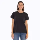 Remera de algodón reciclado color negro, con cuello redondo, mangas cortas y un bolsillo abierto en el pecho.