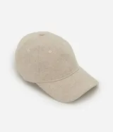 Gorra estilo dad hat de color beige, confeccionada en sarga de algodón y yute. Posee visera curva, diseño liso sin estampas y ajuste posterior con hebilla.