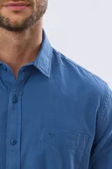 Camisa de manga larga confeccionada en mezcla de lino y algodón, con cuello clásico, cierre frontal de botones y bolsillo ojal en el pecho.