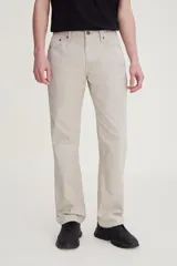 Pantalón de gabardina Levi's modelo 505, de corte regular fit con pierna recta. Presenta diseño clásico de cinco bolsillos, cierre con cremallera y tiro alto.