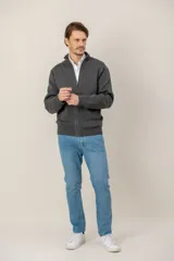 Campera tipo sweater de punto con cierre frontal completo, cuello alto y bolsillos laterales. Confeccionada en mezcla de lana y viscosa, con puños y ruedo acanalados.