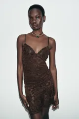 Vestido corto de encaje color marrón, con escote corazón, tirantes finos ajustables y detalle de volado en el ruedo.