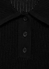 Jersey de punto calado con cuello polo y cierre frontal de botones. Presenta mangas cortas y un diseño recto con acabado tipo crochet.