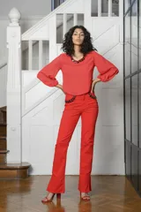 Blusa corta negra de poliéster con mangas largas de gasa abullonadas y cuello redondo. Incluye collar de strass.