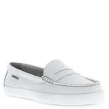 Mocasines de cuero blanco con suela plana de goma, diseño clásico con costuras visibles y detalle de etiqueta de marca en el lateral.