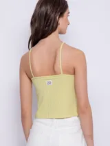 Top sin mangas color turquesa, de textura acanalada y brillante.