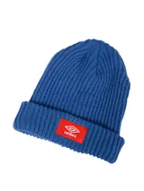 Gorro tipo beanie de tejido acanalado en color azul, con parche rectangular rojo en el frente que presenta el logo de la marca Umbro bordado en blanco.