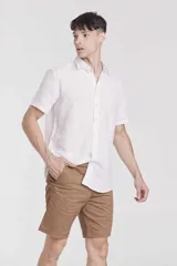 Bermuda de gabardina color gris oscuro, corte chino, con bolsillos laterales y traseros.