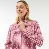 Camisa de manga larga con diseño de cuadros vichy en color rojo y blanco, con delicados bordados florales en toda la prenda, cuello camisero y cierre frontal de botones.