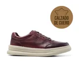 Zapato casual de cuero color bordó con cordones y suela de goma color crema.