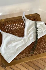 Soutien maternal blanco de algodón con breteles regulables y broches maternales para amamantar.
