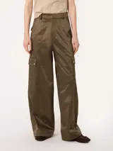 Pantalón cargo de satén color verde oliva, con bolsillos laterales con solapa y broches metálicos.