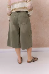 Bermuda de jean tiro alto y pierna ancha, color verde oliva, con diseño de cinco bolsillos, pasadores para cinturón y cierre frontal con botón.