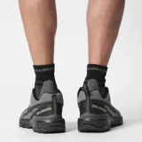 Championes de trekking Salomon X Ultra 360, de color negro y gris, con sistema de ajuste rápido de cordones Quicklace, suela Contagrip y tecnología Advanced Chassis para mayor estabilidad y protección en senderismo.