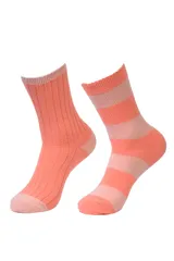 Pack de dos pares de medias de abrigo tejidas. Un par presenta un diseño acanalado en color naranja, mientras que el otro par cuenta con un diseño de rayas horizontales en tonos naranja y rosado.