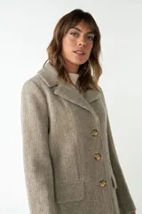 Tapado largo color beige confeccionado en lana, con cuello con solapa, manga larga, forrado, con bolsillos y cierre frontal con botones. Tela 100% lana fina sin teñir, diseñada exclusivamente por Don Baez. Hecho 100% en Uruguay.