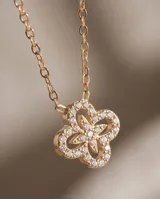 Collar de acero con baño dorado y dije en forma de trébol calado con circonias engarzadas.