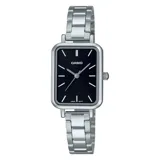 Reloj Casio analógico con caja rectangular de acero inoxidable plateado y esfera negra. Cuenta con una pulsera de eslabones de acero inoxidable con cierre desplegable y diseño minimalista con índices plateados.